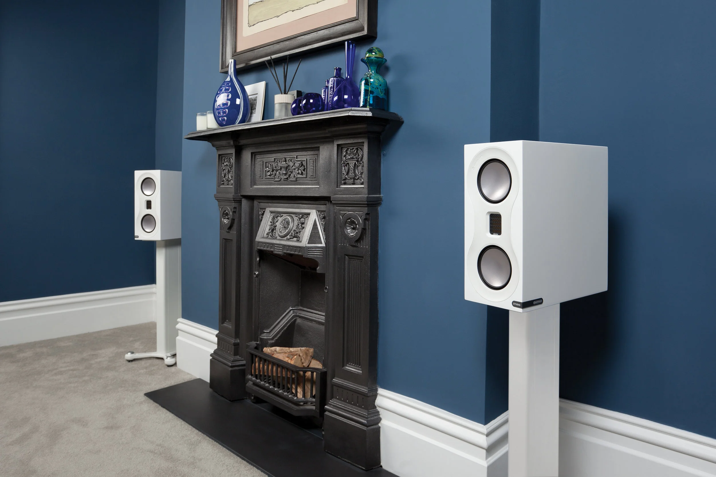 Monitor_Audio_Studio_White_Lifestyle_Blue_Room.jpg