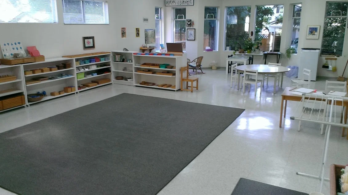 An open and inviting Montessori learning environment.