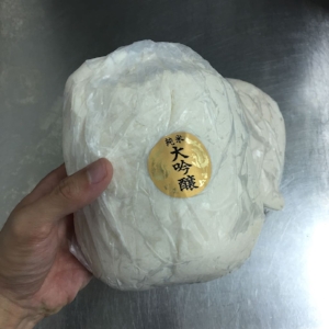 Sake kasu is soft and mushy. It smells like sake.