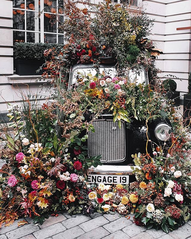 I was having a very Mondayish Monday today until I walked past this London cab disguised as a flower garden 😍 🌸 
This freelance gig isn't all rainbows and puppies but getting to live and work in London is a definite perk
.
.
.
.

#prettycitylondon 