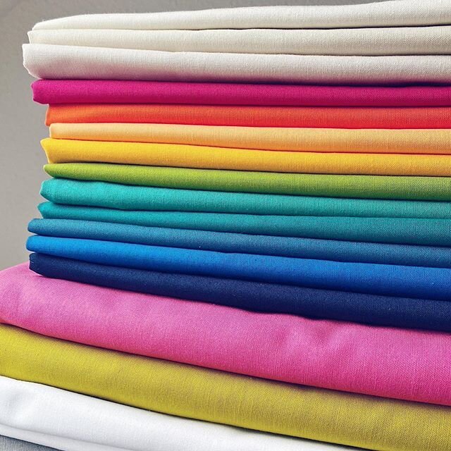 Diese St&ouml;ffchen sind vor kurzem bei mir eingezogen und f&uuml;r zwei Quilts gedacht. Und nein, es wird kein Regenbogen. 😉
.
.
New fabrics for my stash! I&rsquo;m going to make two different quilts out of them. And no, even though it may look li