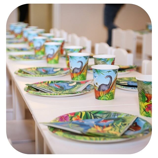 ⠀⠀⠀⠀⠀⠀⠀⠀⠀
REUSABLE VERSES THEMED
⠀⠀⠀⠀⠀⠀⠀⠀⠀
This dino themed party looked great with the bright tableware. How important is the 'on theme' tableware to you? We are researching compostable and reusable tableware this week, what are your thoughts? ⠀⠀⠀⠀⠀