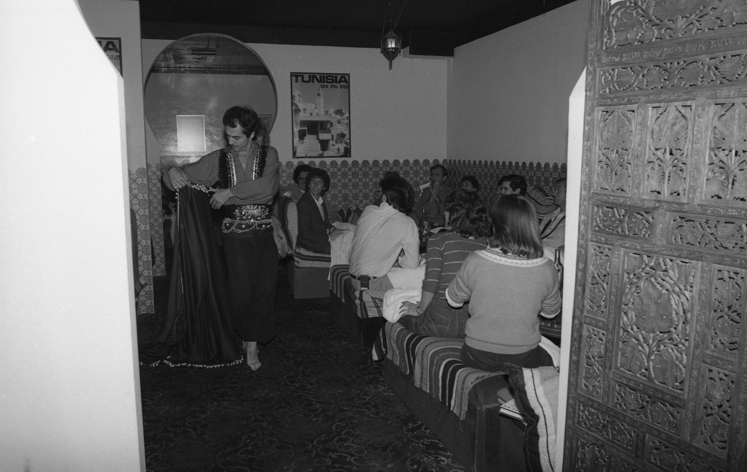 Moroccan Restaurant: Girls' Night Out. Los Angeles, 1981 (16/19)