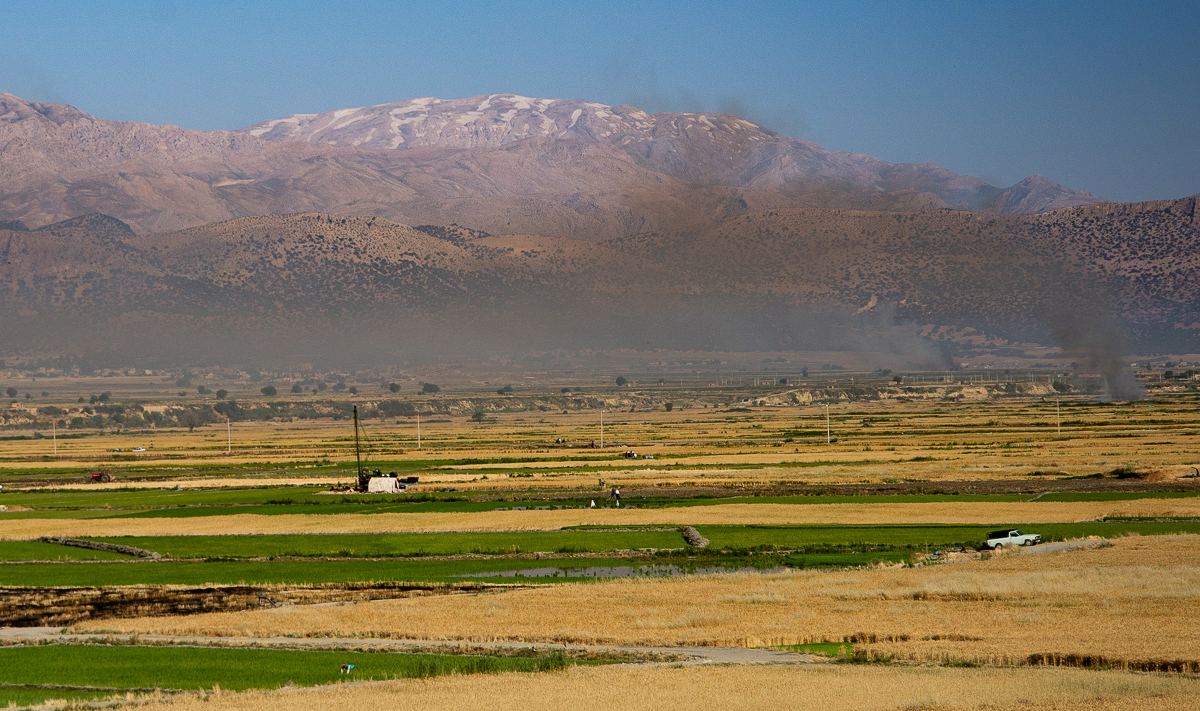  Kamfiruz Plain, at an elevation of 1,700 m, in the middle of June 2019. The mountain in the background is Barmfiruz with a 3,720 m elevation, and it receives the highest amount of snow in Fars province during the winter time. Kor River originated pa