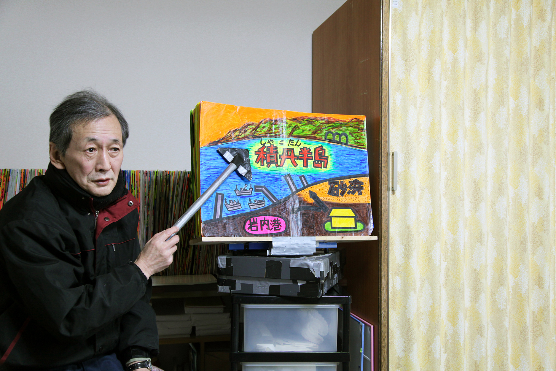 Takeichi Saito giving a presentation at his home, Iwanai, Hokkaido, Japan. Image: authors.
