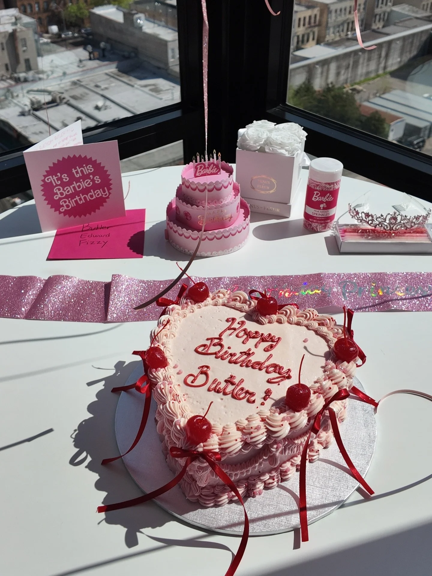 feeling the love 🎂💝
 
you can eat and do all the healthy things, but the people around you have the biggest impact on your health. grateful for the people (and cat) in my life 🤍

and thank you to @manhatta_nyc for a lovely meal ✨