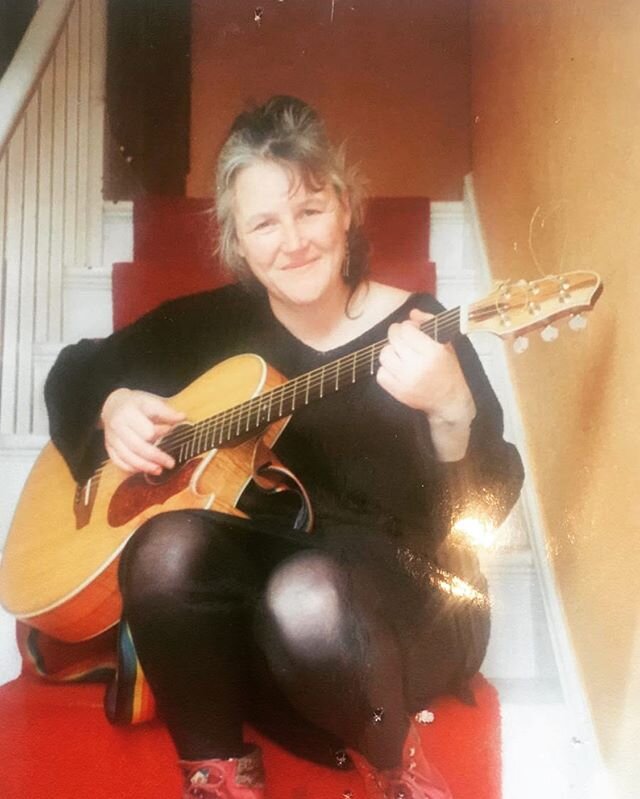 This is my mum playing her beautiful guitar which was handmade for her by the world class @andymansonguitars. I grew up singing with my mum and I still know the words to many of her songs, most of which were written on this guitar. In my mums final d