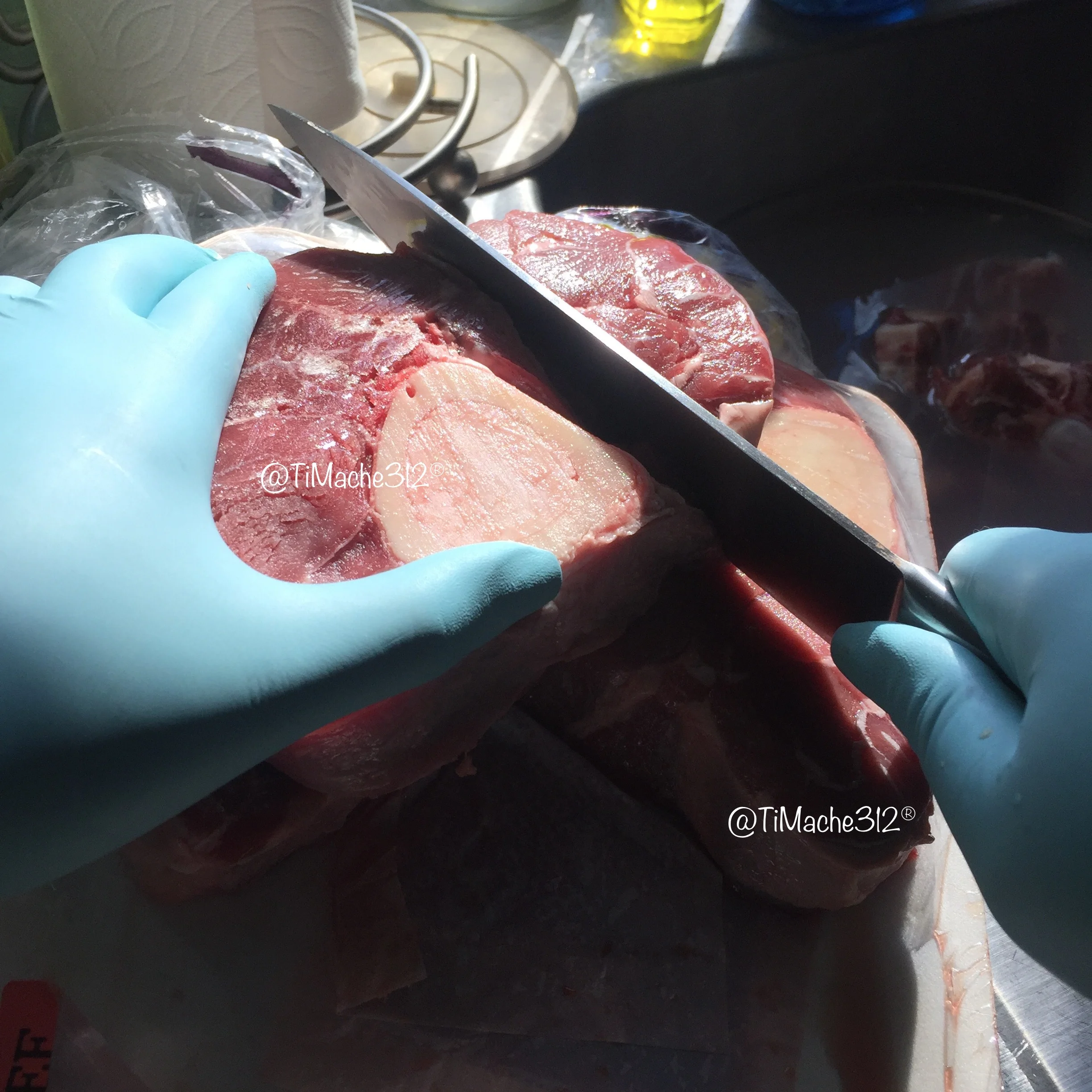  Cut the beef, leaving some meat still attached to the bone