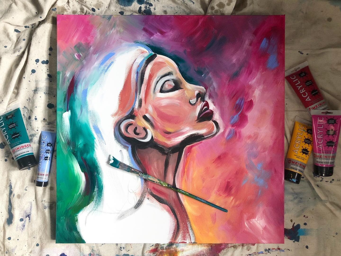 I honestly didn&rsquo;t know I could start a painting without using any blues, but I&rsquo;m loving these colors. They remind me of the garden in spring. 🌱🌷
.
.
.
#art #artwork #workinprogress #painting #colorlove #face #girl #artstudio #artdaily #
