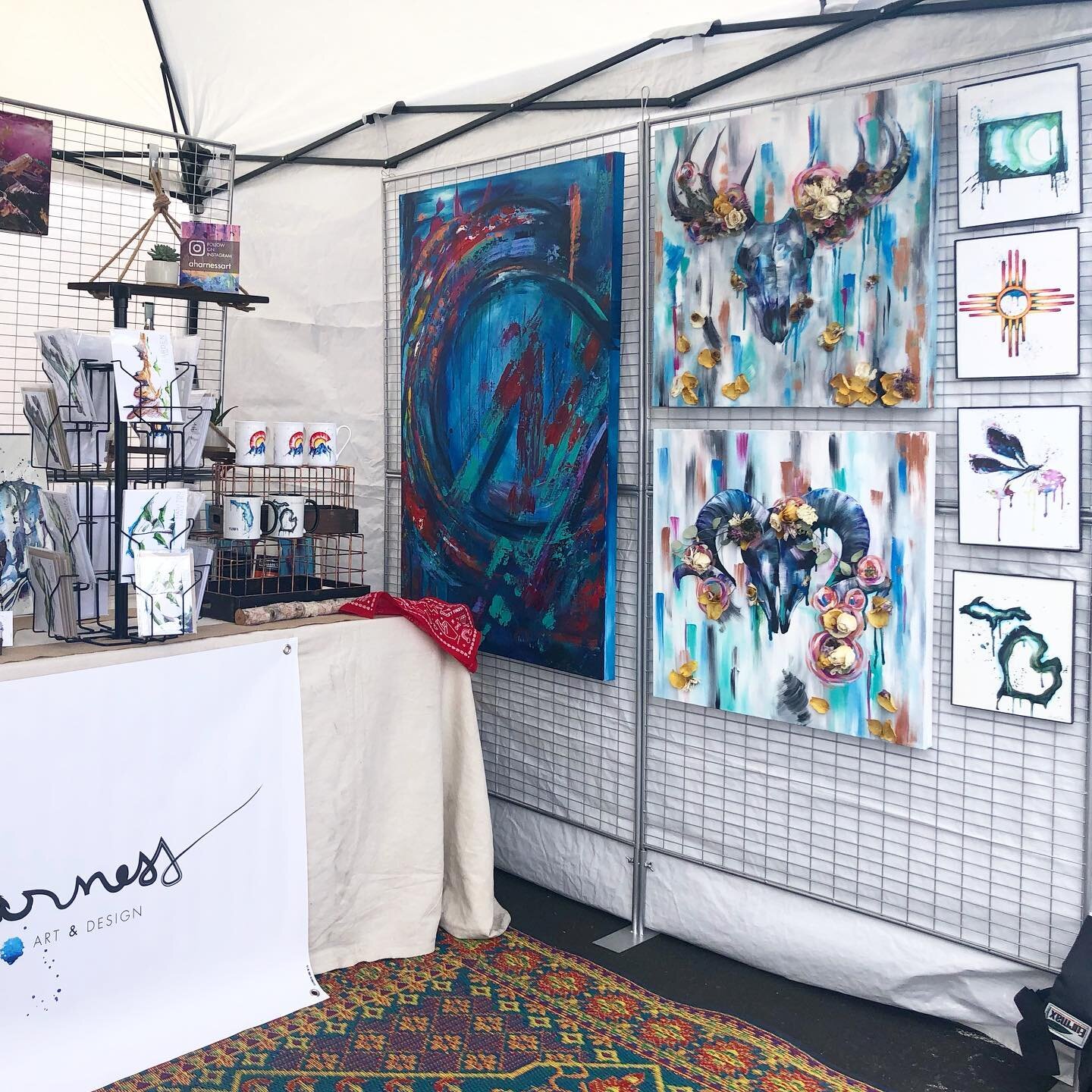 #tbt to @horseshoemarket a couple of weekends ago! Always one of my favorite art shows to participate in. 👌🏻✨
.
.
.
#horseshoemarket #luckyfinds #artfestival #makersgonnamake #artsy #art #artshow #festival #showcase #artwork #painting #artdaily #ar