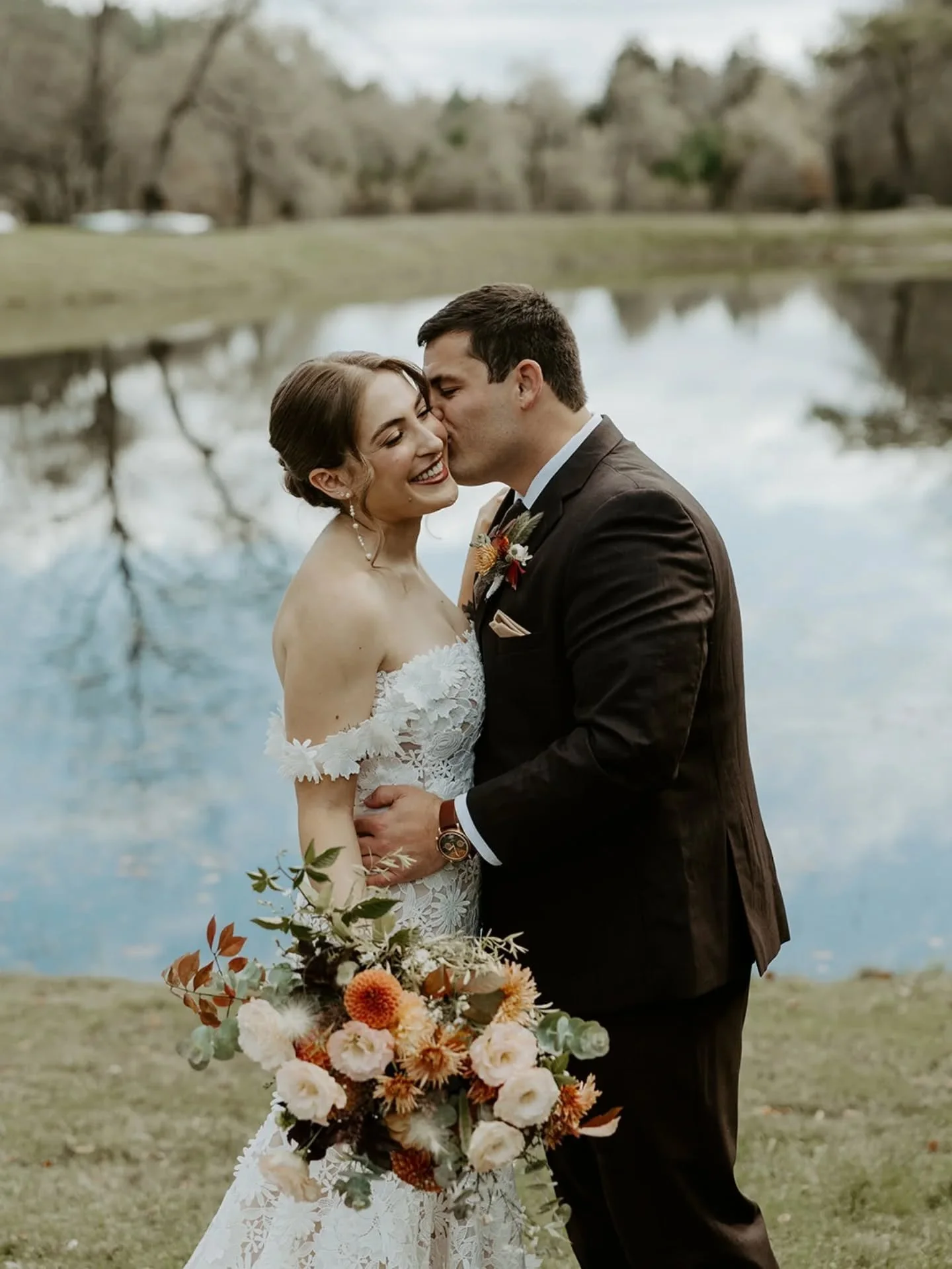 A beautiful October day for Jill and Scott, surrounded by the kind of autumn beauty that feels like love itself. 💗

Photography: @ashleyolafssonphotography 
Venue: @farmroadestate 
Florals: @truebloomfarm