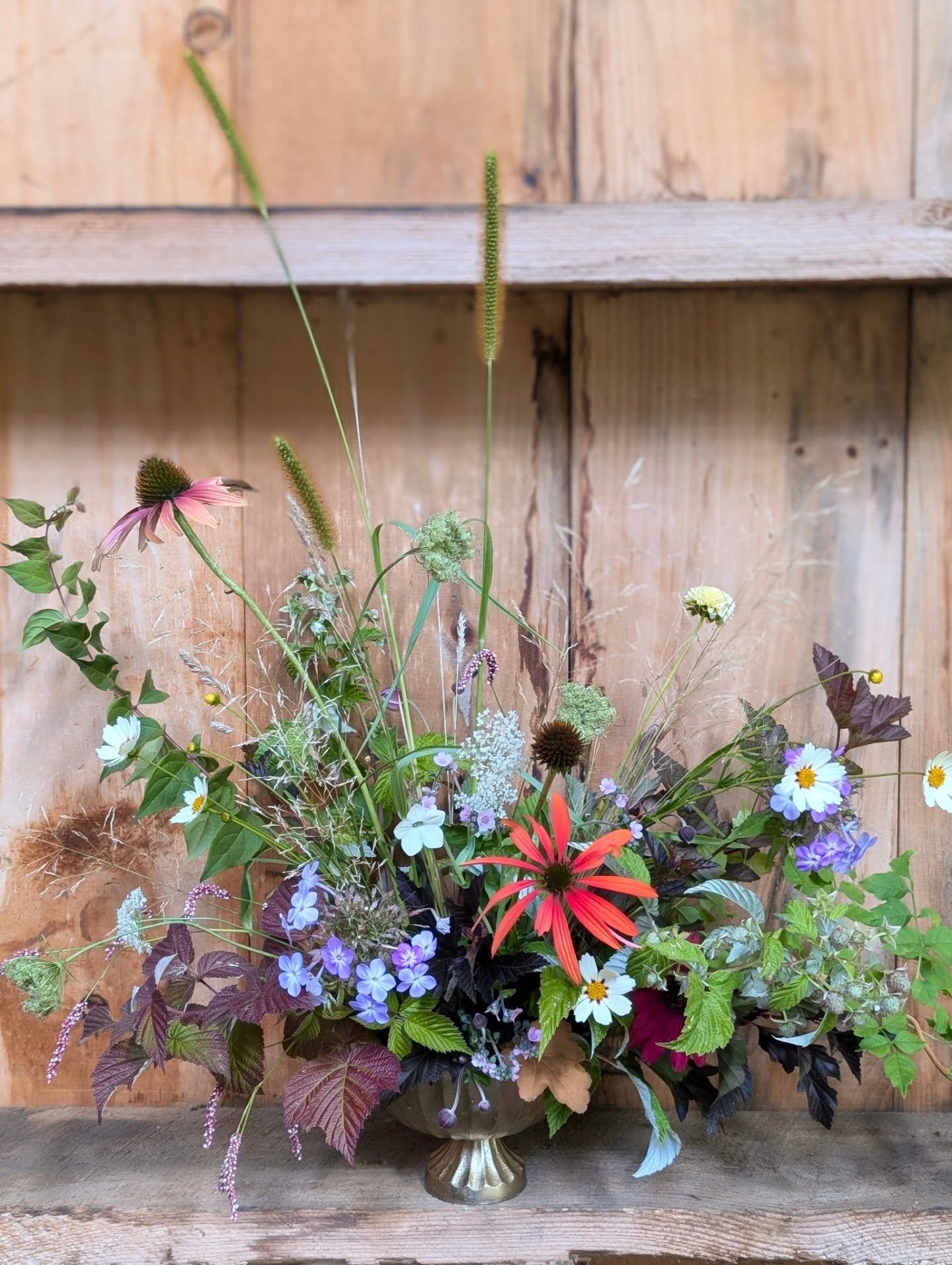 Fall is in the air. You can feel it in the chilly mornings and see it in the golden shimmer of the maple trees. There's an abundance of lush foliage and textural elements in the garden right now. I love piecing together a seasonal arrangement with al