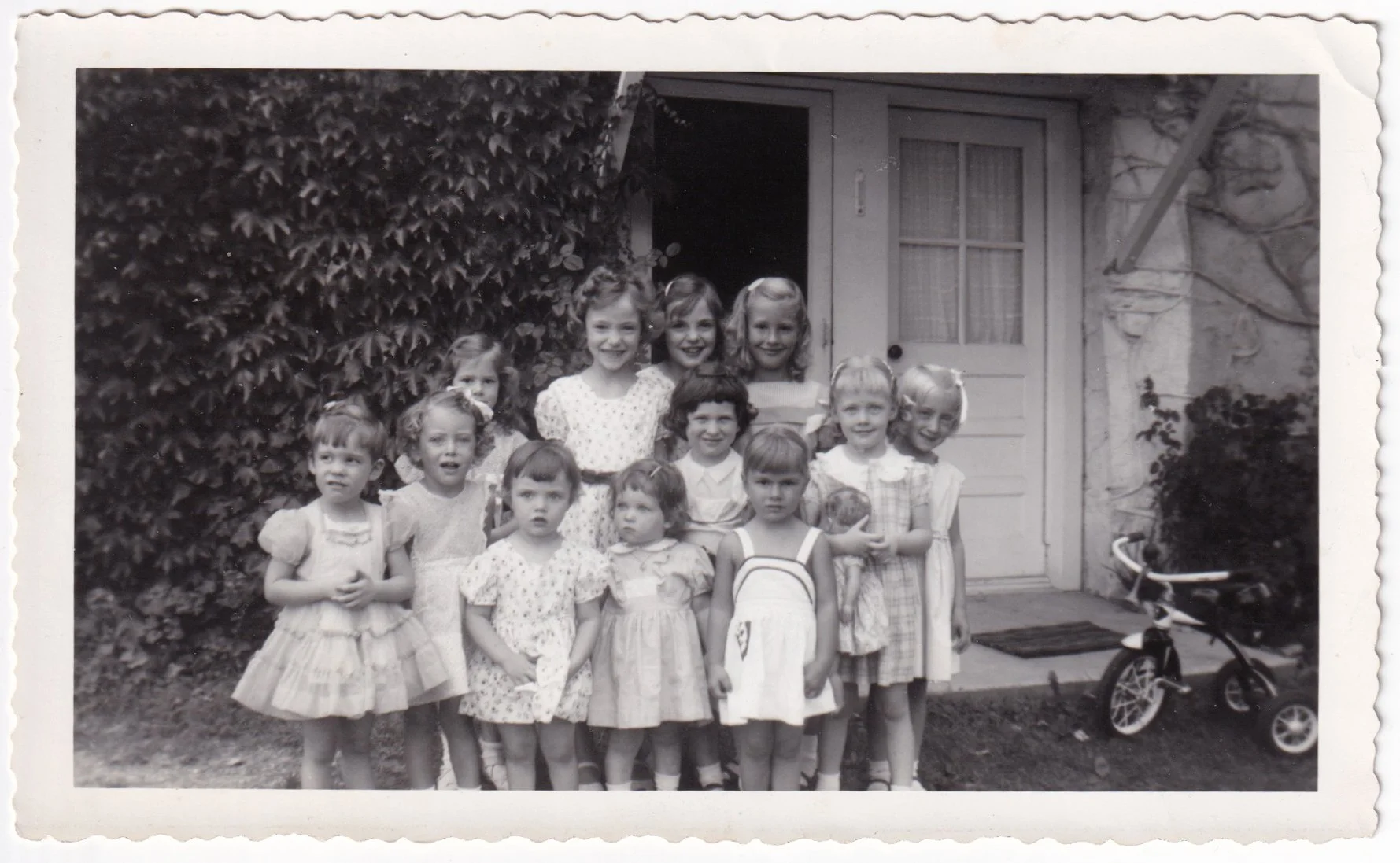 Linda_schoolgirls_1950s.jpg