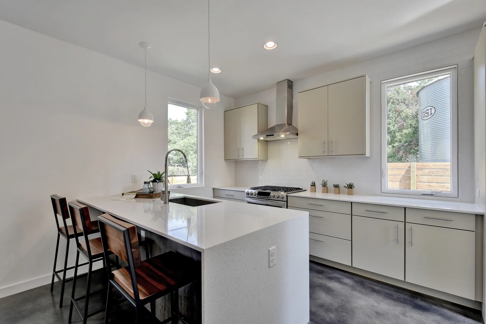 011-239540-Kitchen and Dining 036_5312471.jpg