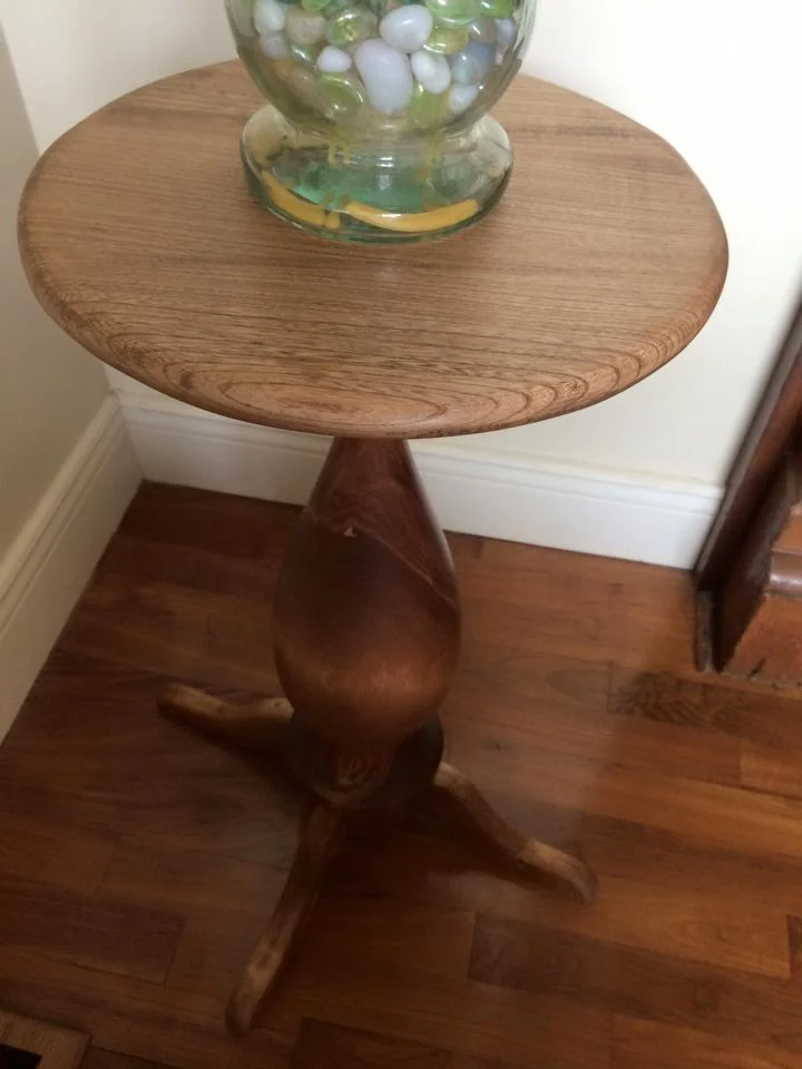 Centre-Post Table