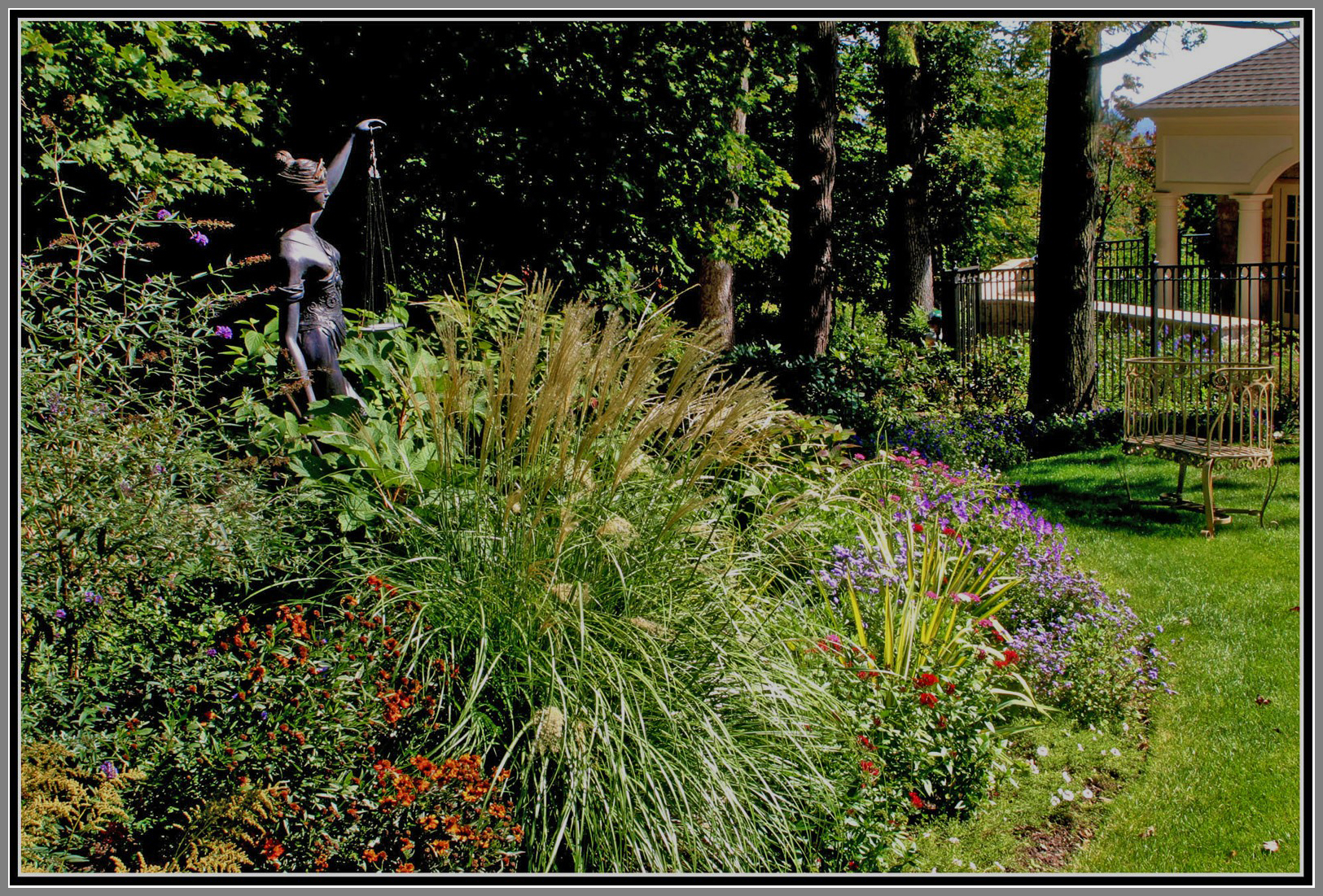 Gardens with statues by Artistic Outdoors 