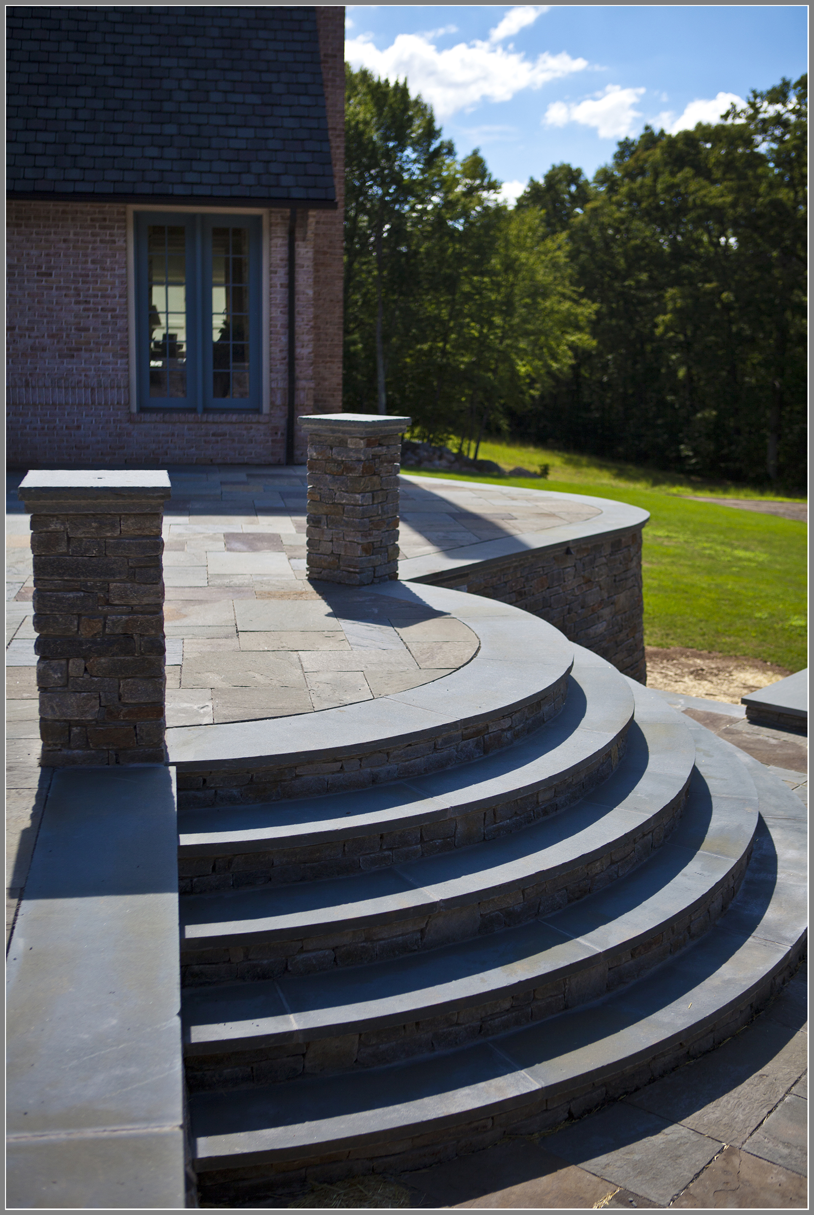 Curved stone steps by Artistic Outdoors