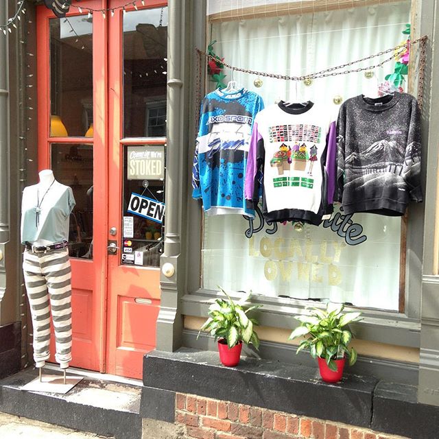 ⚡️open daily 12-6pm⚡️#vintagestyle #uga #athensga #rad #jacksonstreetfashiondistrict #keepitvintage #spring2017