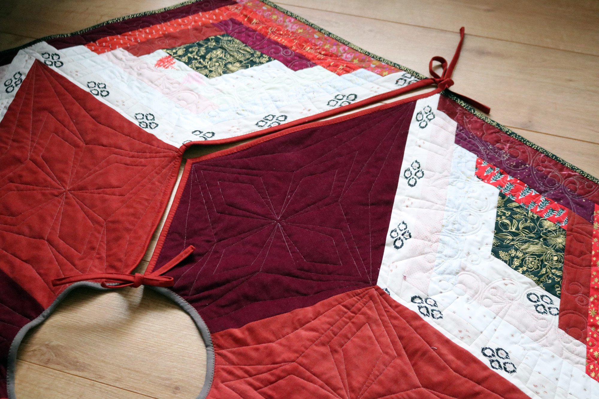 Diamond Log Cabin tree skirt — Stitched in Color