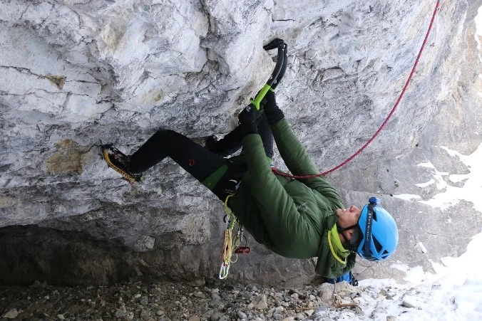 Jeff showing that a good core and grip strength pays off. Photo by Jocelyn Popowich