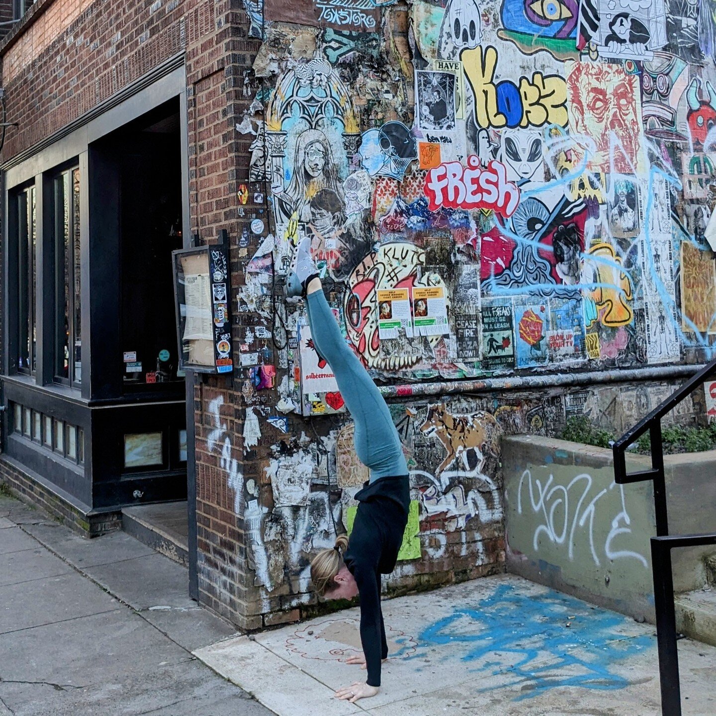 A fun PDX holiday outing, including a stop at @interurbanpdx &ndash; I'd long heard about the mural-graffiti-poster art, which made for a perfect 🙃 backdrop too.

Bring on a new year with new adventures, upside-down and otherwise! 🤸

#handstand #po