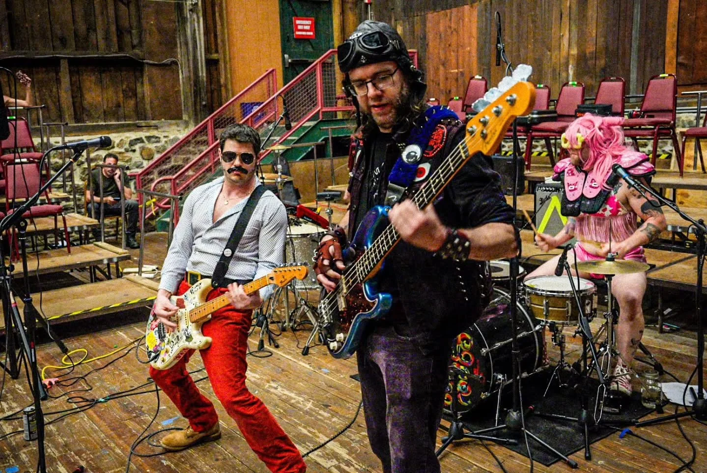 ⚡️☠️ 2026 LV PUNK ROCK FLEA MARKET PHOTOS: PT. 4⚡️☠️

Derelict garage punks @problemaddict610 from Philly played second during the LVPRFM. With a unique look for each band member and a questionable-looking cop making a mid-set arrest of singer-guitar