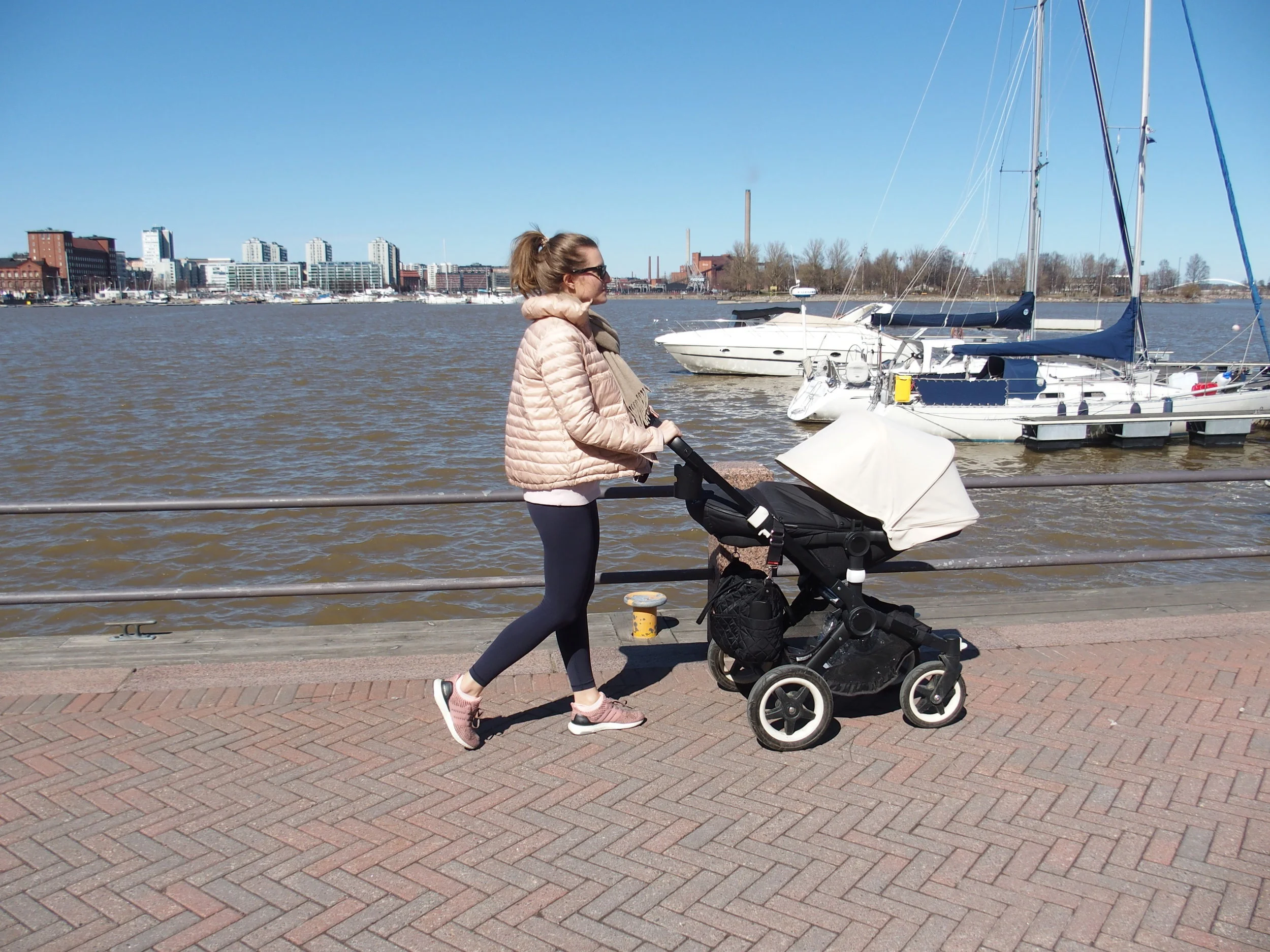 The Mammahoodin Jenna on aktiivisesti menossa. Seuraa Instagramissa @jennajuulia!