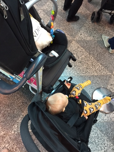 Babyzen Yoyo -matkarattaat ovat varsin kätevät kentällä. Turvakaukalolle saimme Finnairilta ison muovipussin suojaksi.