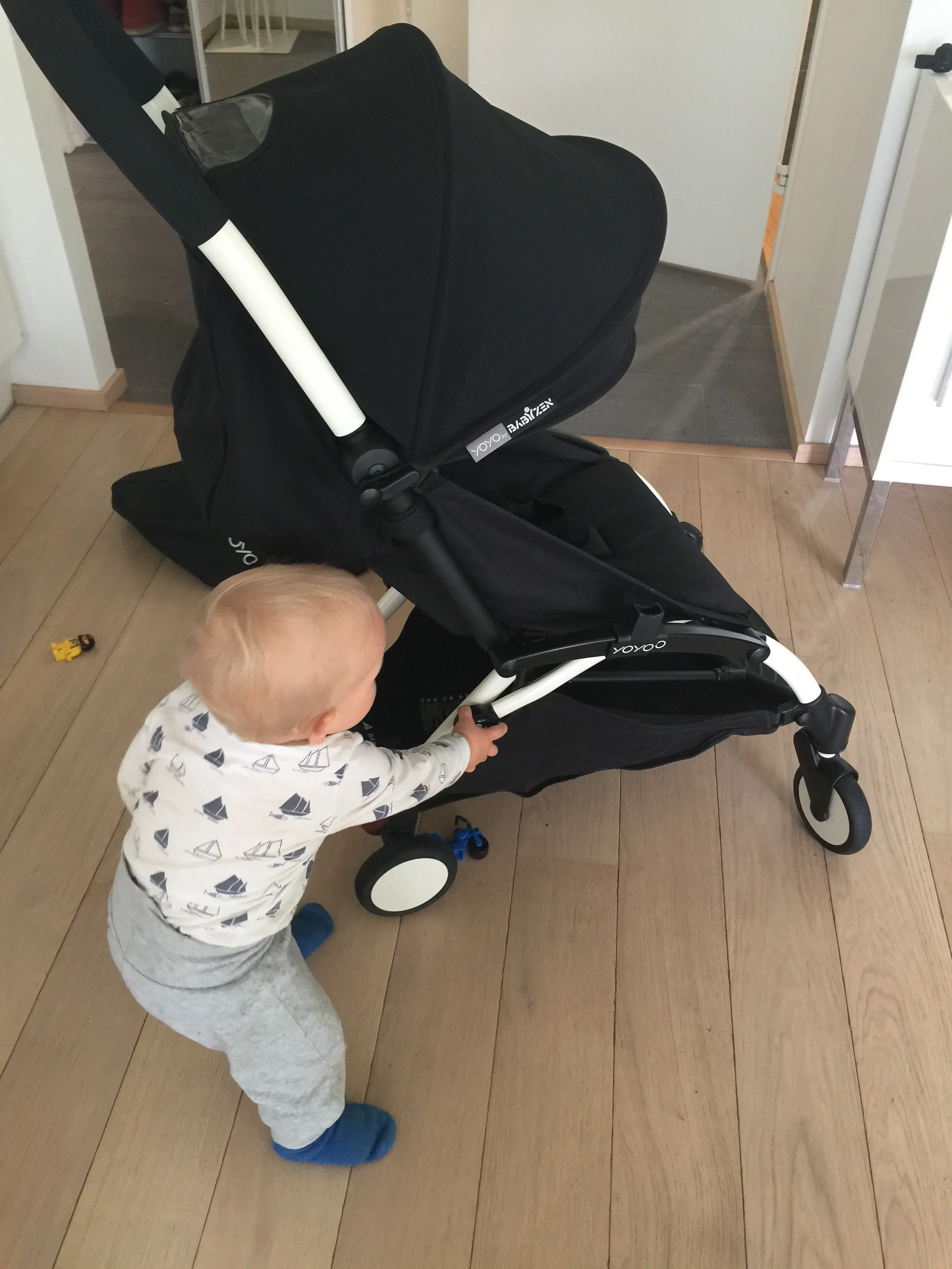 Poikani laittaa rattaita vuokrauskuntoon.