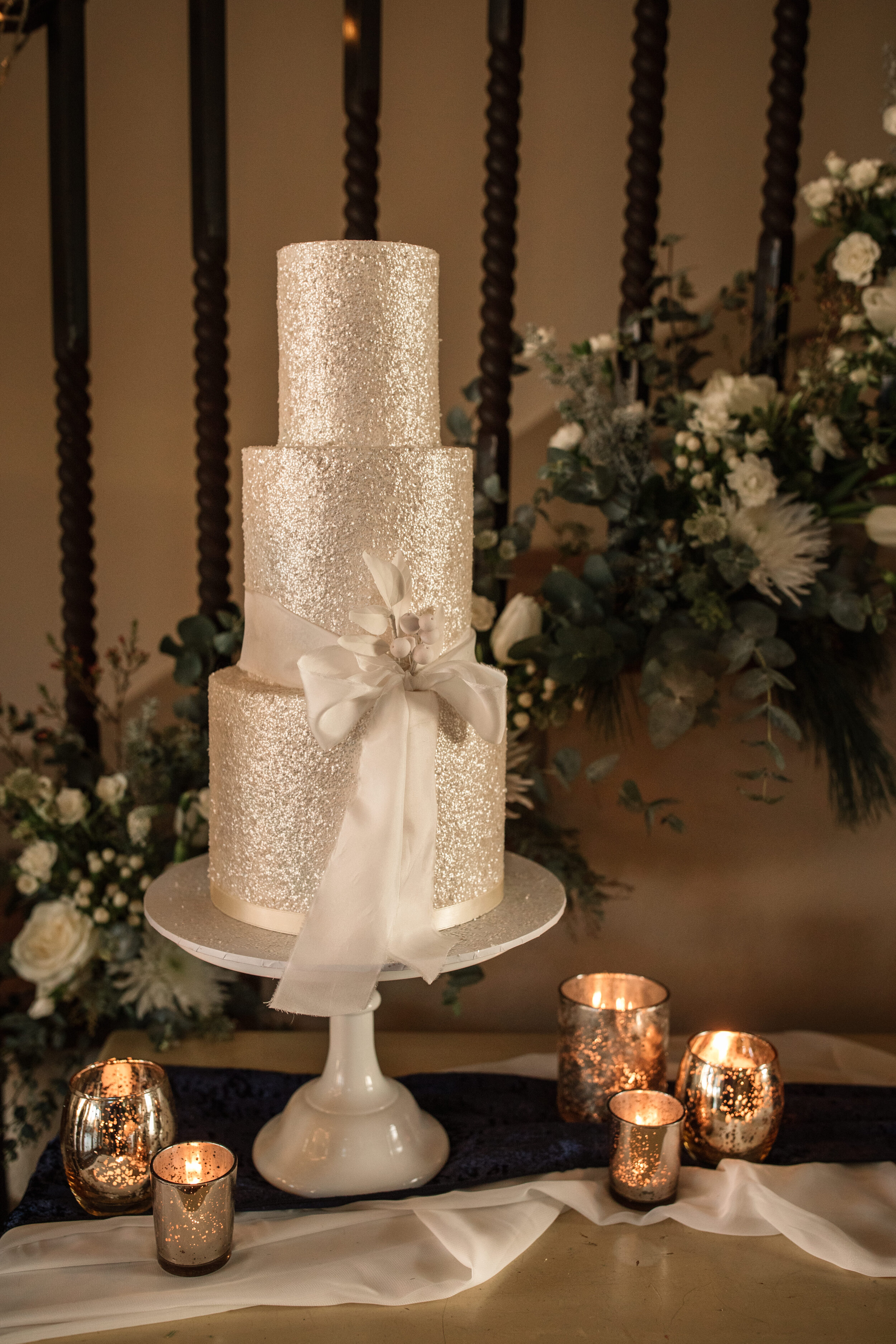 Christmas Inspiration_Winter Wedding_Coltsfoot Hertfordshire_Gold Wedding Cake_Meadowseet Cakes_Becky Harley Photography
