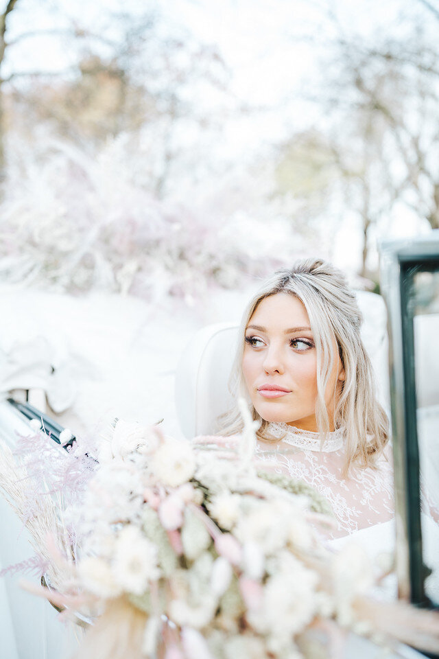 Winter Wedding Inspiration_Modern Rustic Flowers_Blush Bridal bouquet_Nikkis Moments