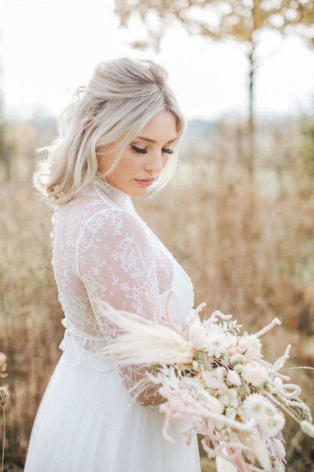 Winter Wedding Inspiration_Modern Rustic Flowers_Blush Bridal bouquet_Nikkis Moments