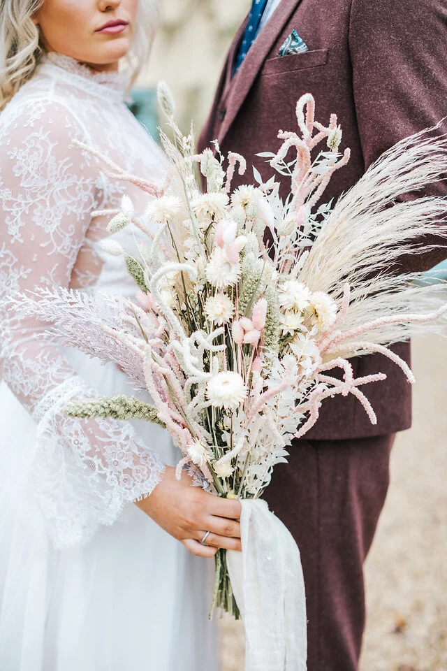 Winter Wedding Inspiration_Modern Rustic Flowers_Blush Flowers_Nikkis Moments