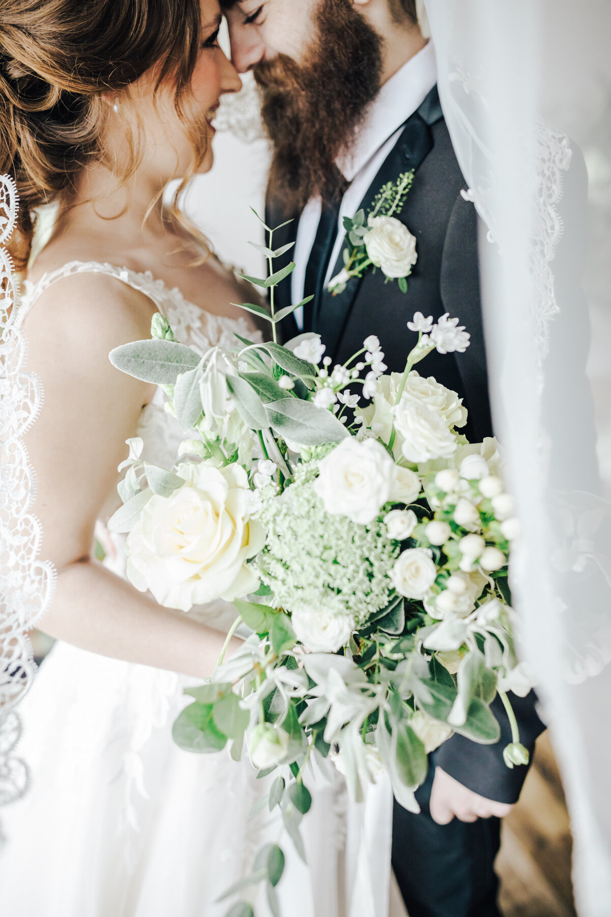 Bridal Bouquet_White and Ivory Wedding Inspiration_Nikkis Moments