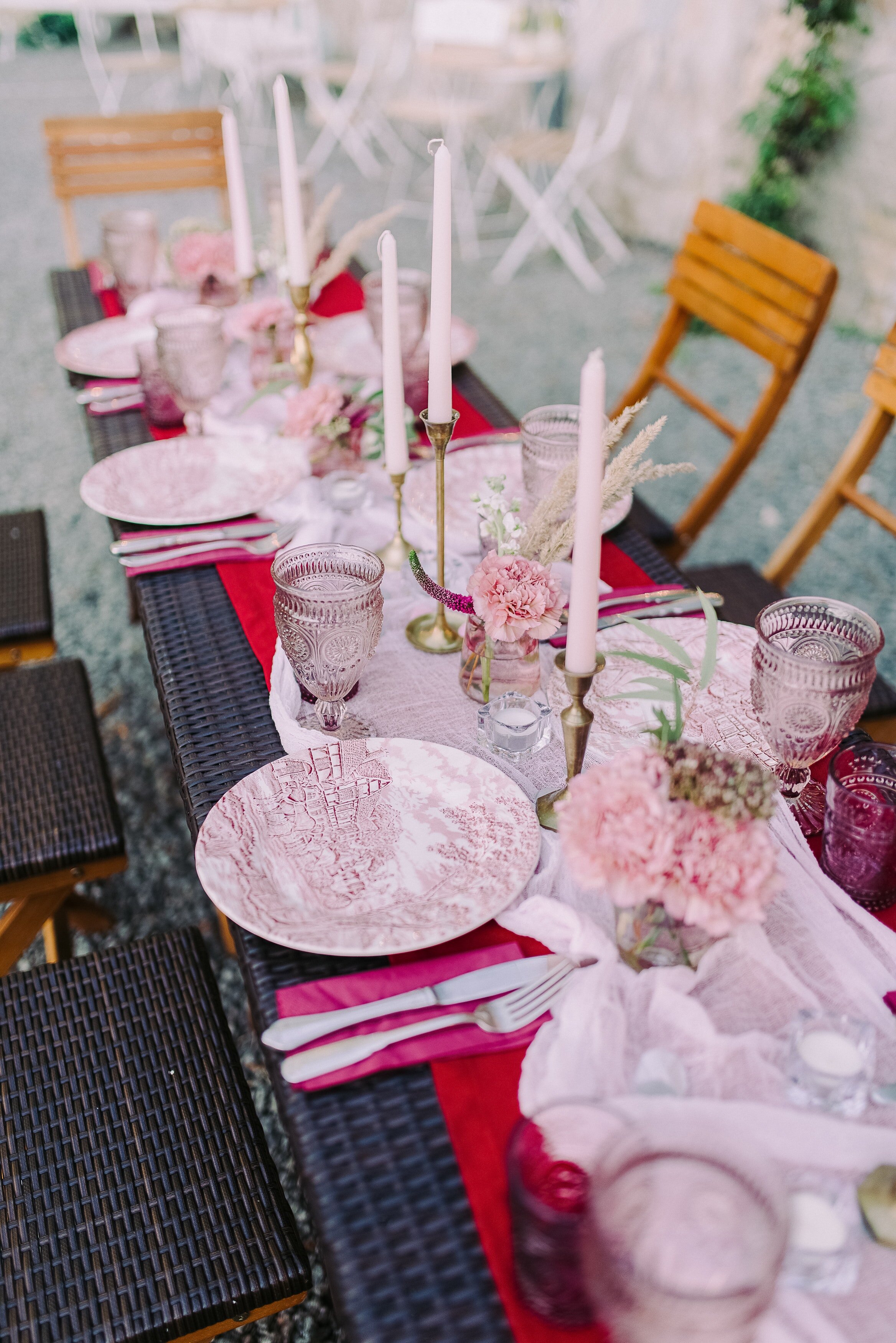 7 easy ways to plan sustainable wedding food_Red Wedding Table Settings