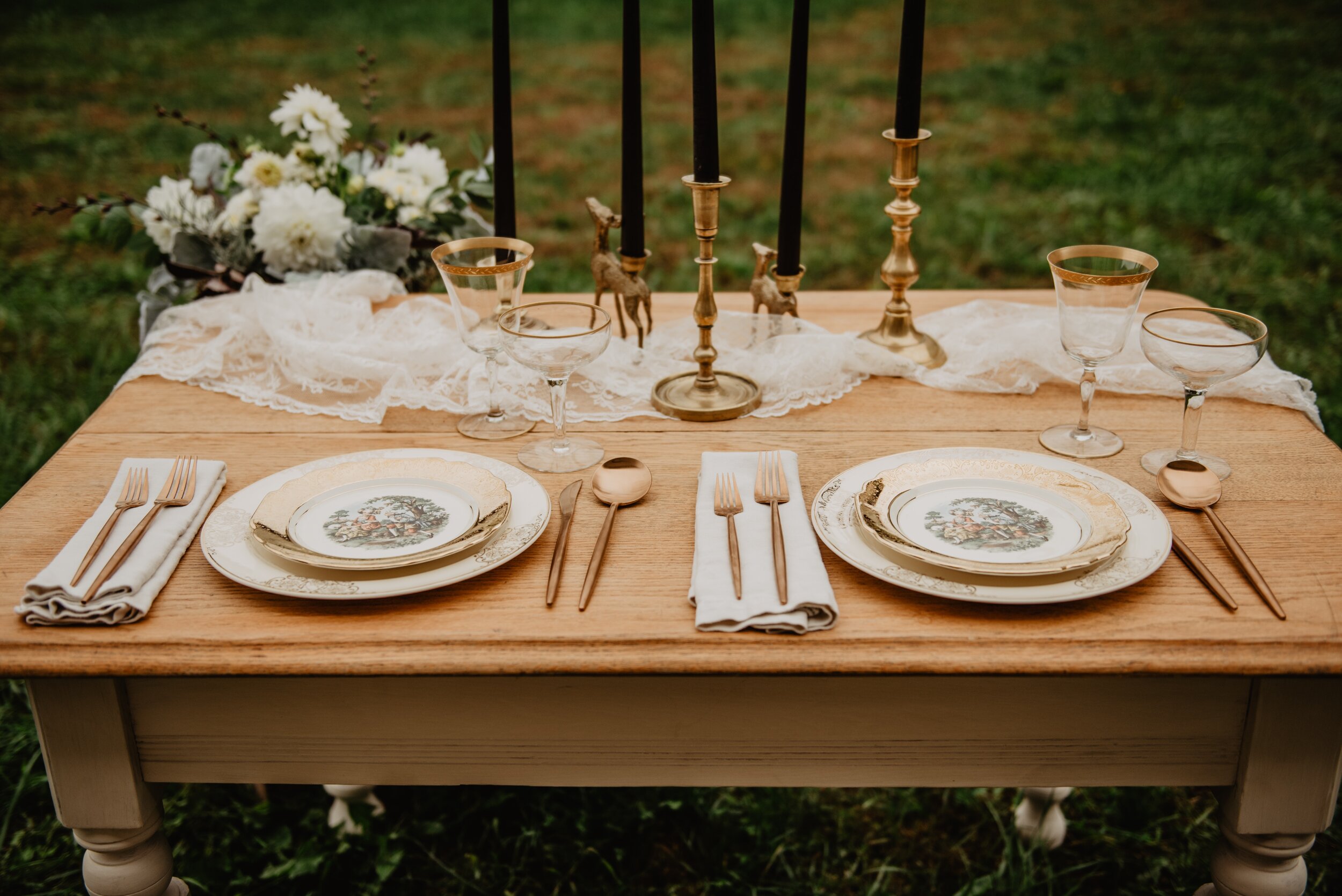 7 easy ways to plan sustainable wedding food_Gold Wedding Table Settings