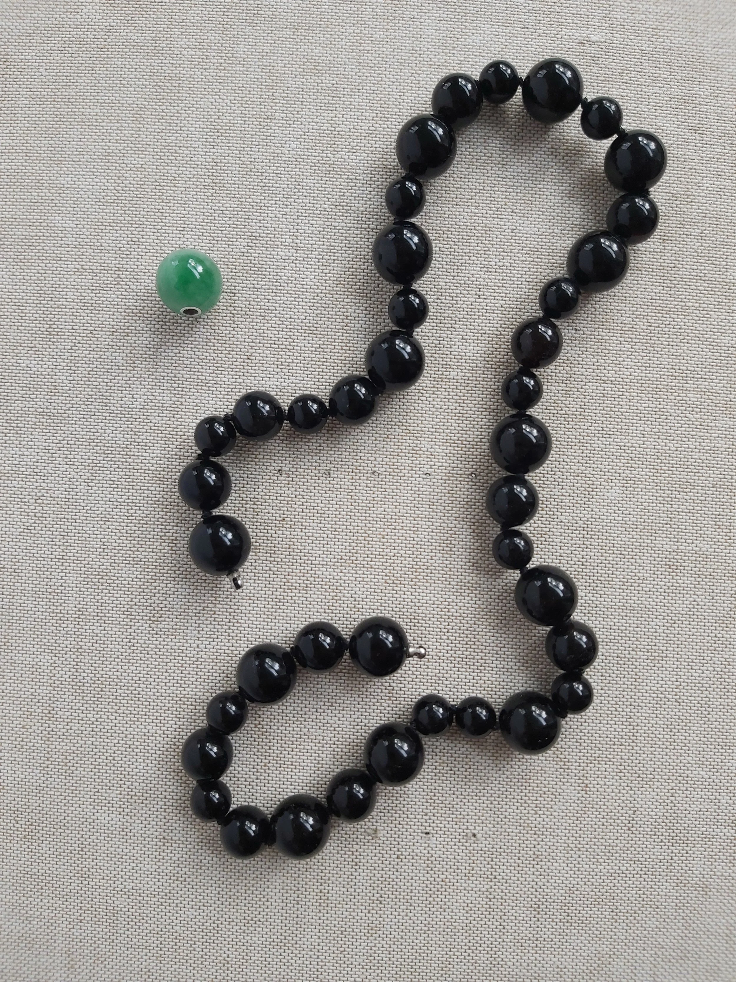 Jadeite_Onyx_Neckalce_Floor_Wetemans.jpg
