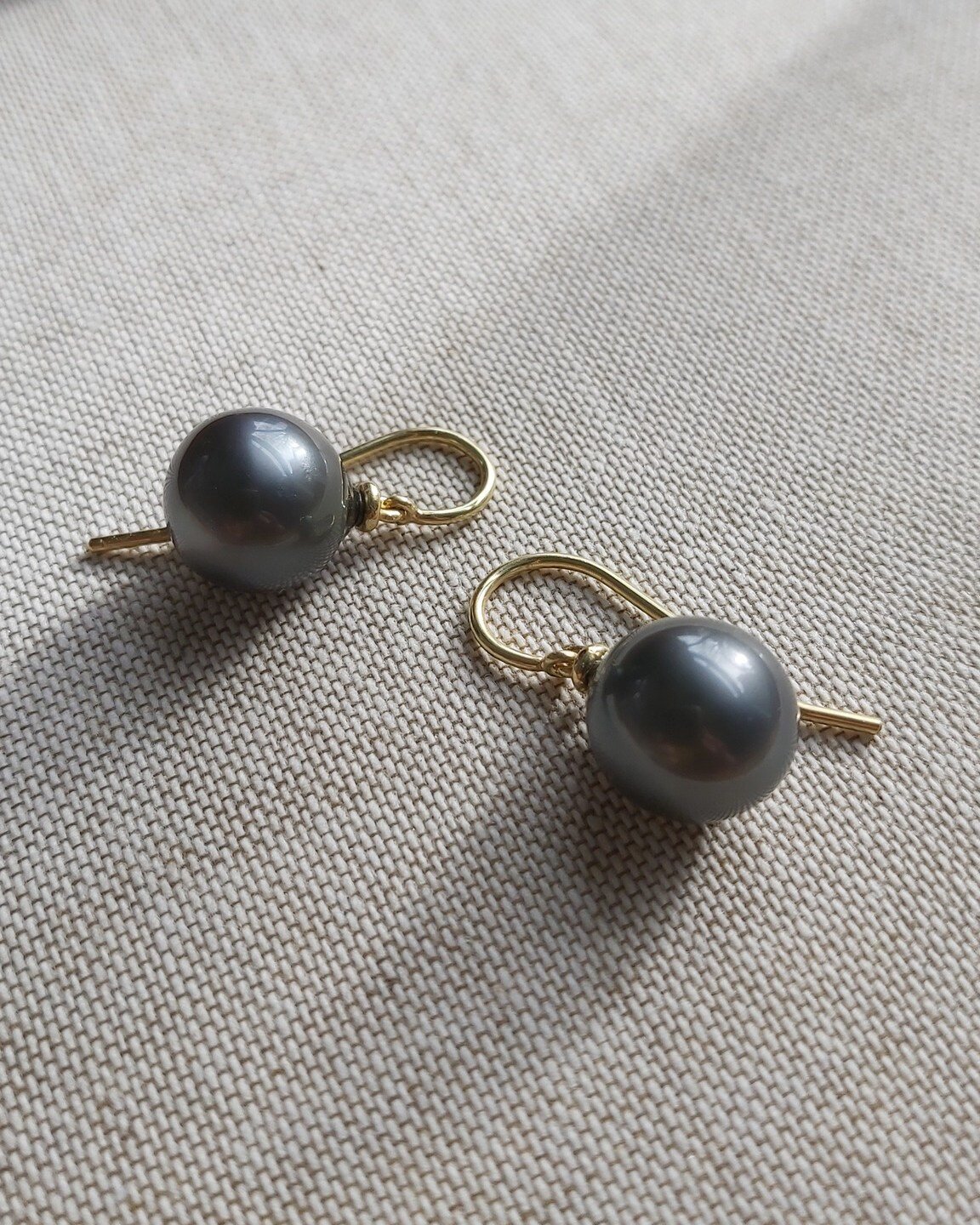 J E W E L R Y | Handmade 18k warm yellow gold  and Tahitian Pearl Drop Earrings.
These One-of-a-kind Baroque Pearls have a beautiful lustre and are approx. 13-13.5mm.

Understated, guit luxury here for you.

Now online 
www.floorwetemans.com/shop

We