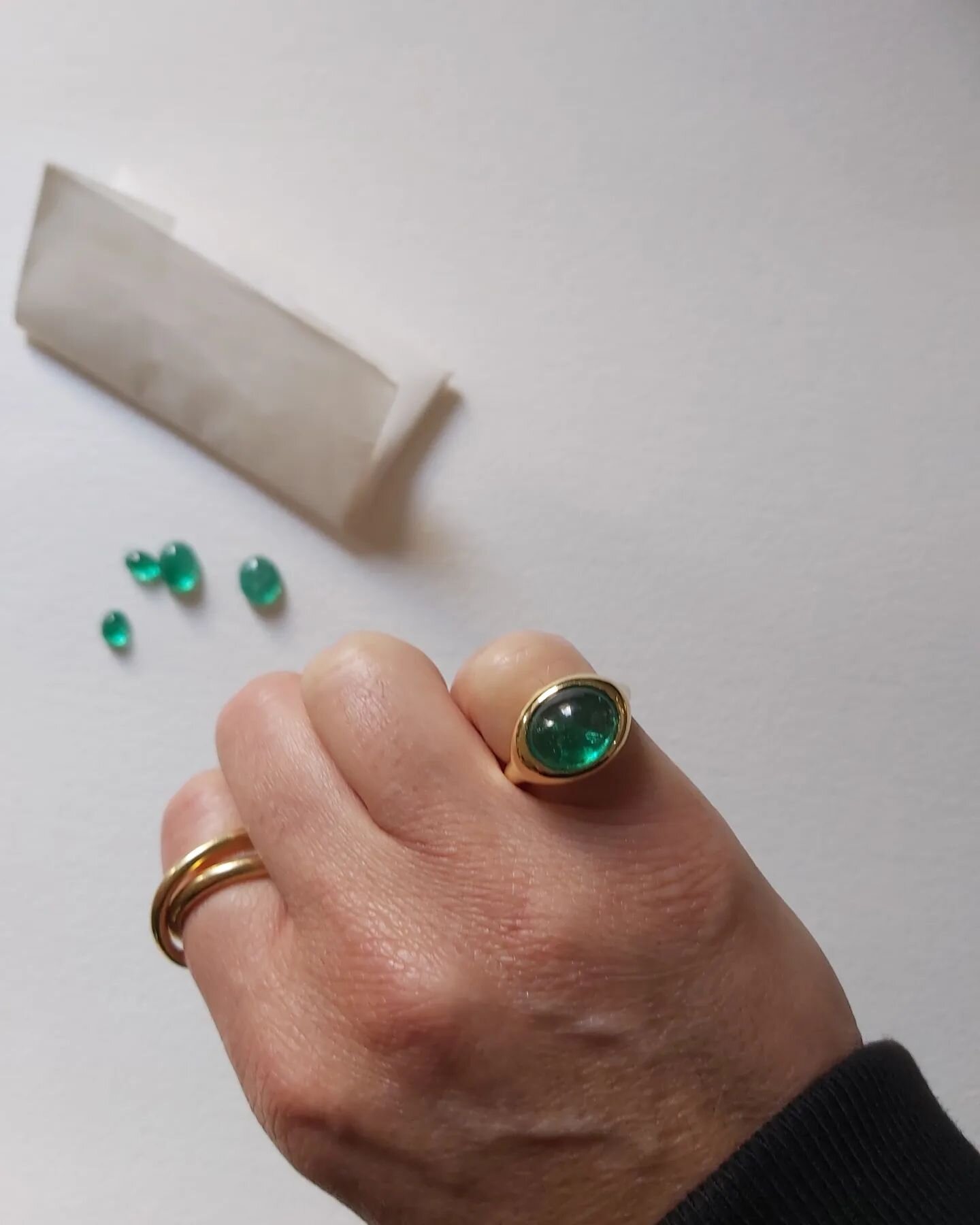 Pinkies - here in 18k warm yellow gold set with a luscious Zambian Emerald.
Handmade in my studio in Antwerp.

If you are looking for your own personal pinky ring do not hesitate to get in touch via the link in bio.

#jewelry #craftsmanship #oneofaki