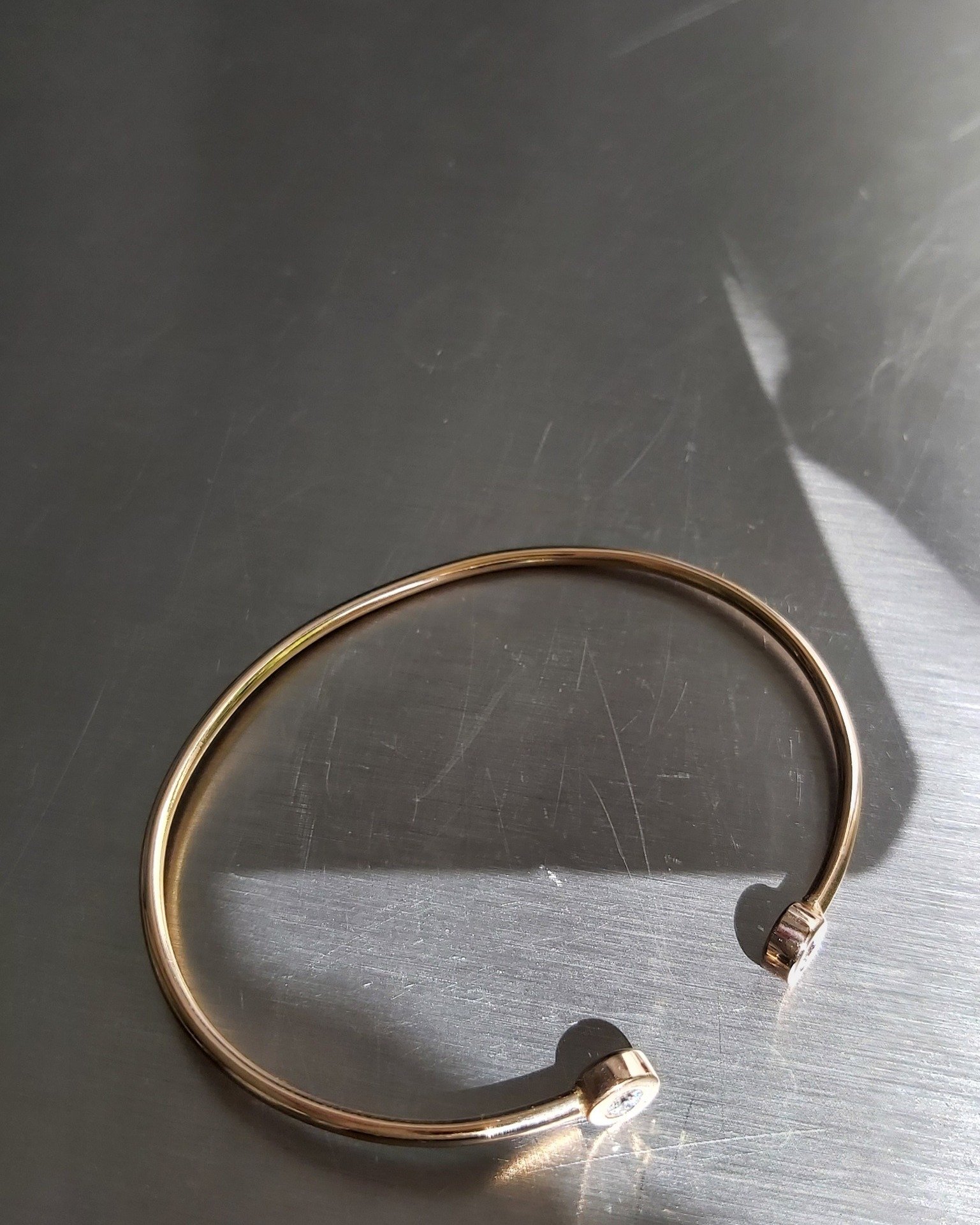Remodel to a modern and elegant 18k pink arm cuff. We took the diamonds from her mother&acute;s unworn jewelry and remodeled it onto a sleek and elegant cuff. This gives the  brilliant cut diamond a modern and fresh look and preserves the memory. 

S