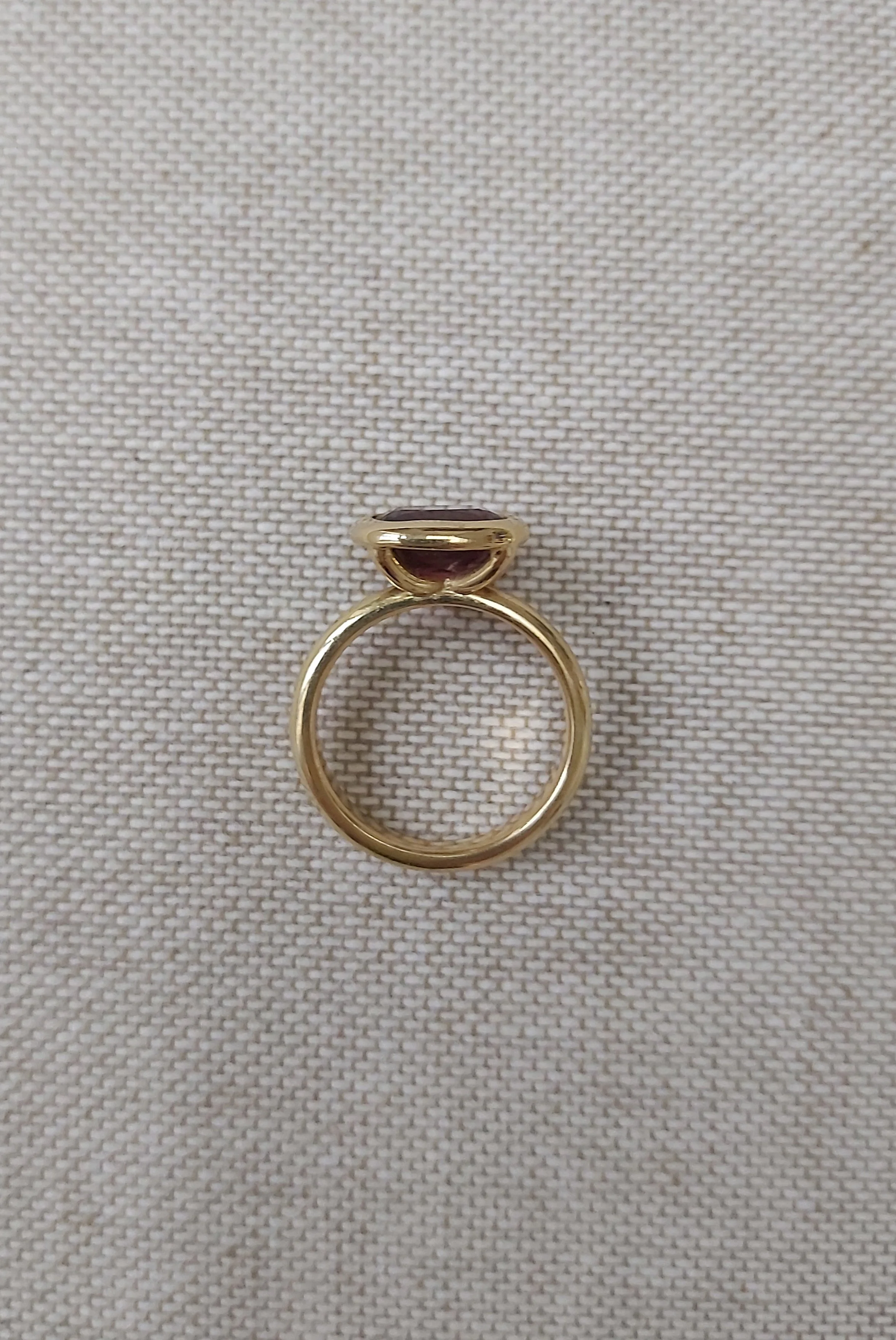 Sole ring with pink tourmaline