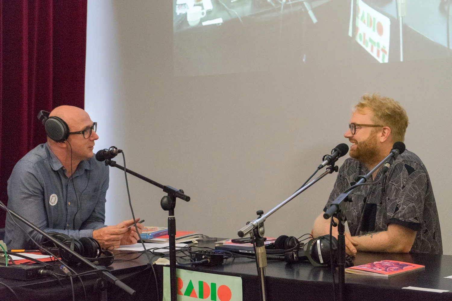Jeroen de Leijer interviewing Graphic Matters director Dennis Elbers