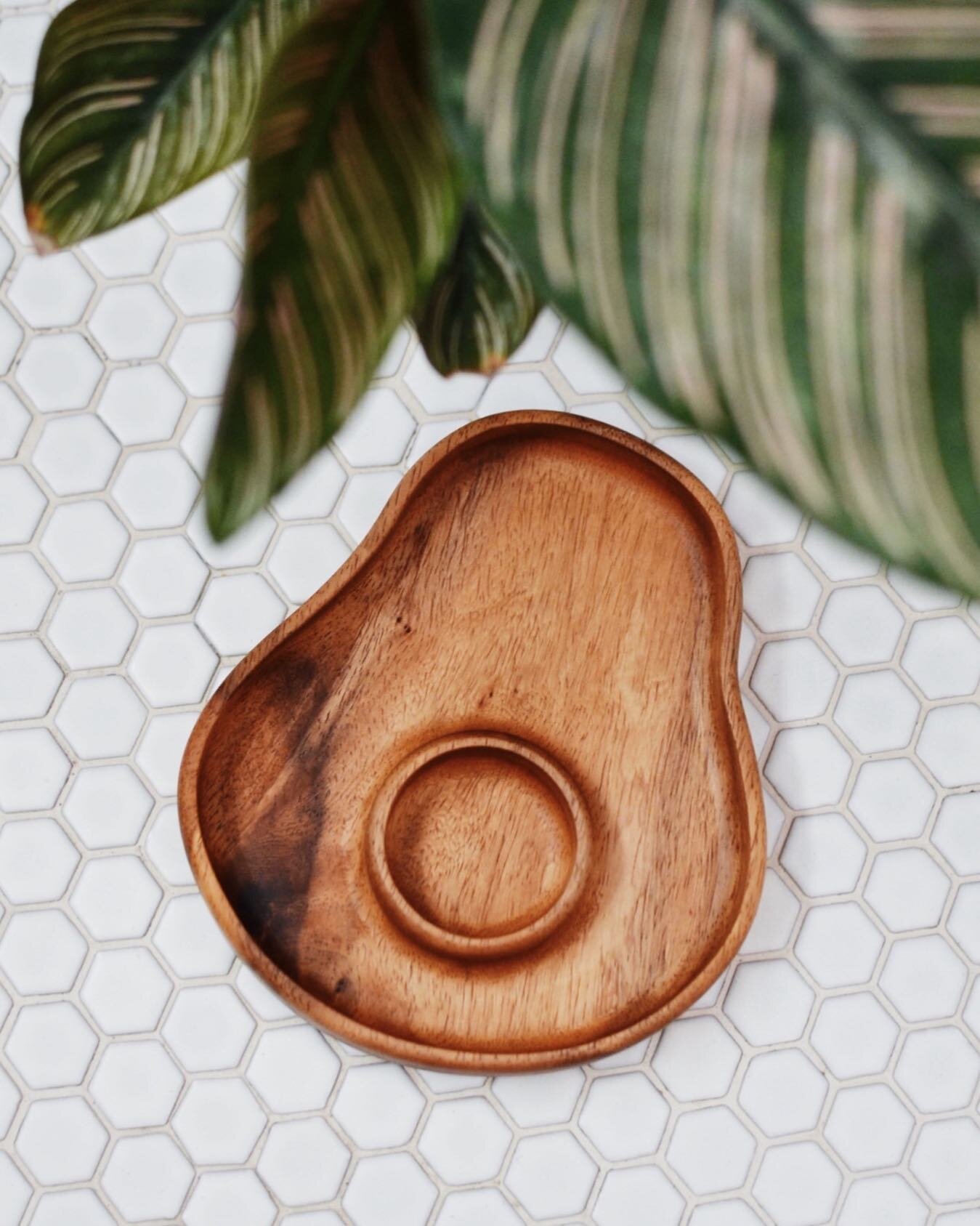 Happy Friyay! Weekend&rsquo;s almost here!🙌🏻🥑 Wooden Kids Plates :: We use one solid piece of local timber (fallen trees) to make our kids plates; no glue used. Sanded smooth &amp; finished with non-toxic mineral oil. #sustainableliving #fallentre