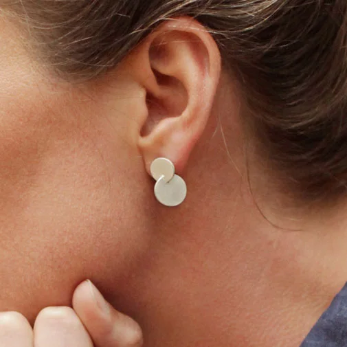 Grace-Girvan-jewellery-Interlocking-disc-earrings-orkney-scotland-contemporary-scottish-jeweller-silver-fife-2.jpg