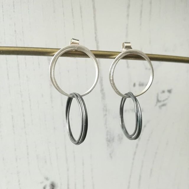 A pair of earrings on offer today too for the #artistssupportpledge. Simple interlinking coils, one silver, one oxidised silver. Really light and easy, everyday earrings. They measure 35mm in length. They are &pound;50 +&pound;7 p+p. DM me if interes