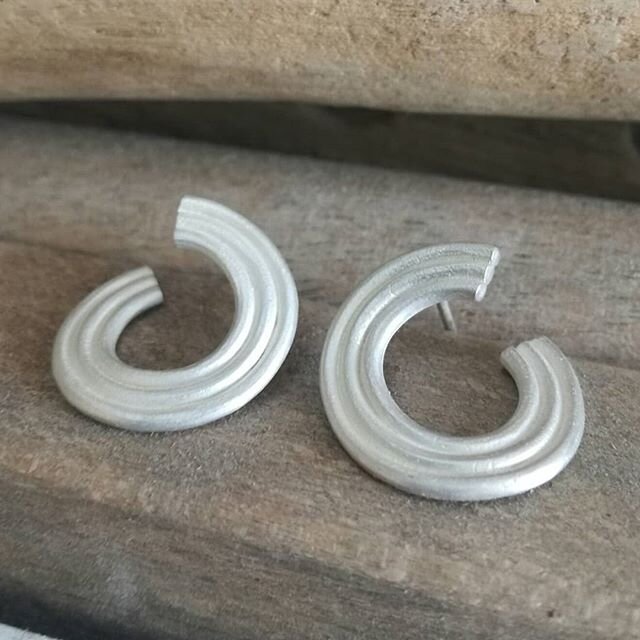 Today I have some earrings for the #artistssupportpledge. They are silver and are great every day earrings. You can see how they sit on the lobe in image 3. I have 2 pairs, &pound;100 each + &pound;7 p&amp;p. DM me if interested. Gx

#supportsmallbus