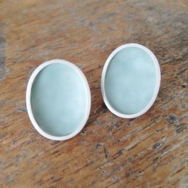 A pair of concave enamel earrings for the #artistssupportpledge today. They are silver with a pale blue/grey enamel. They measure 25x20mm. Usual price is &pound;150 but offering these for &pound;110 +&pound;7p&amp;p. DM me if interested. Gx

#makerss