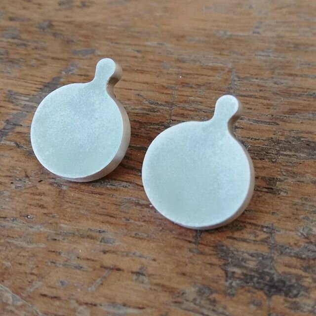 A pair of enamel 'Droplet' earrings for #artistssupportpledge today. They are silver and pale grey/green enamel. &pound;95 +&pound;7 p&amp;p. DM me if interested. Gx

#makerssupportpledge
#supportartists 
#supportsmallbusiness 
#handmadejewellery 
#c