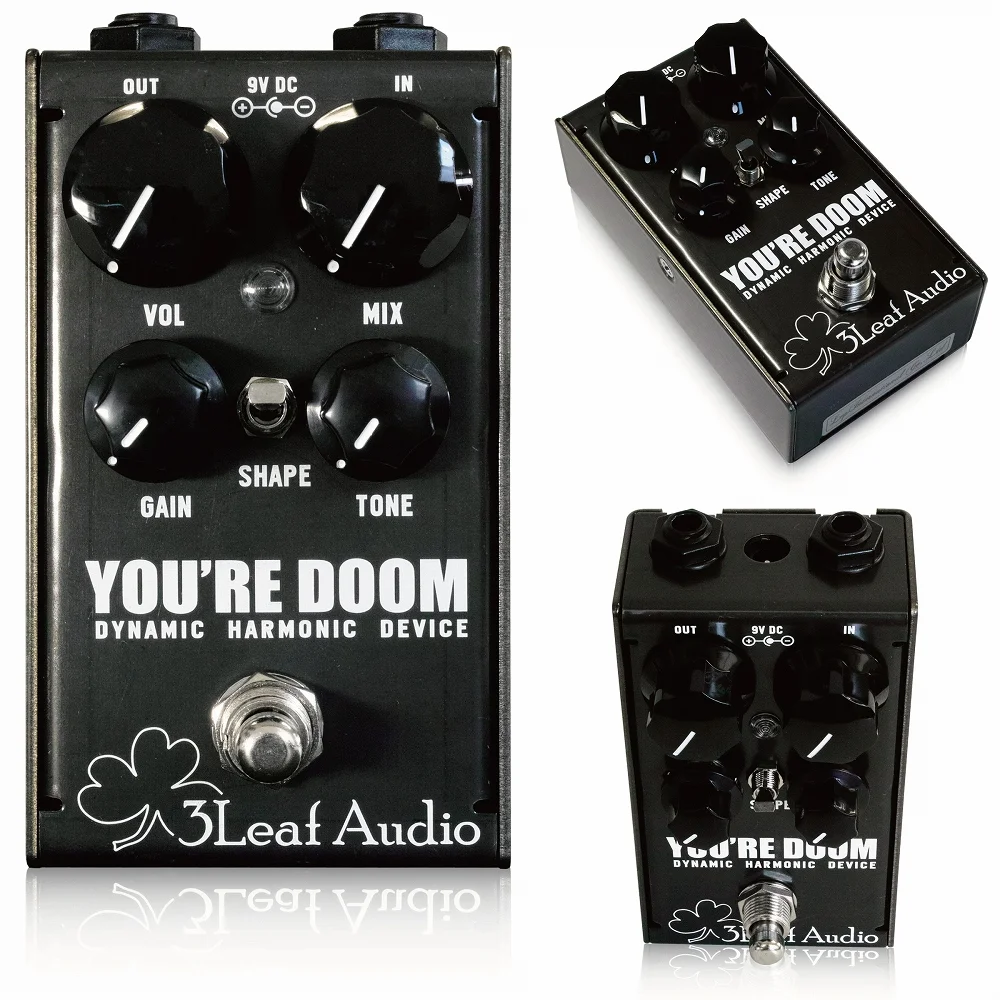 3Leaf Audio / You're Doom スリーリーフオーディオ / ユアドゥーム 3Leaf Audio You're Doomは、これまでのファズペダルに対する概念や常識を刷新します。 プレイングに対し高いレスポンスを持ち、ヴィンテージシンセサイザーをインスパイアさせるようなサウンドが生まれます。 強力なアッパーオクターブハーモニクスが、ファズペダル1台とは思えないほどの深いサウンドを作り、You're Doom1台で数々の音色を実現。ペダルボードのスペースも節約できます。 You're Doomは、全体域を出力することができ、ギターやベースだけでなく、様々な楽器を接続することができます。 Shapeスイッチを切り替えれば、パワフルなリードとミッドレンジを削りとったサウンドを選択できます。Toneノブはシンセサイザーのカットオフコントロールのように高域を調整できます。 You're Doomは、ホットロールされたスチールを用い、高い耐久性と美しい外観を両立しています。 また、ソフトタッチのリレートゥルーバイパスは、本体の電源が切れてしまった場合にも自動的にバイパスになるよう設計されています。 You're Doomはセンターマイナスのスタンダードな9Vアダプター(20mA以上)で駆動します。 Vol:音量を調整します。 Gain:ファズシグナルのゲインを調整します。このコントロールは幅広い設定が可能です。 Mix:インプットシグナルとファズシグナルをブレンドします。 Tone:2極性のローパスフィルターにより、ヴィンテージシンセサイザーのカットオフコントロールのように動作します。右に回せば、高域が減衰します。 Shape:ファズシグナルのEQカーブを切り替えます。上のポジションではフラットでリッチなハーモニクスを持つサウンド、下のポジションではミッドレンジを削り、ローエンドを強調したサウンドが得られます。
