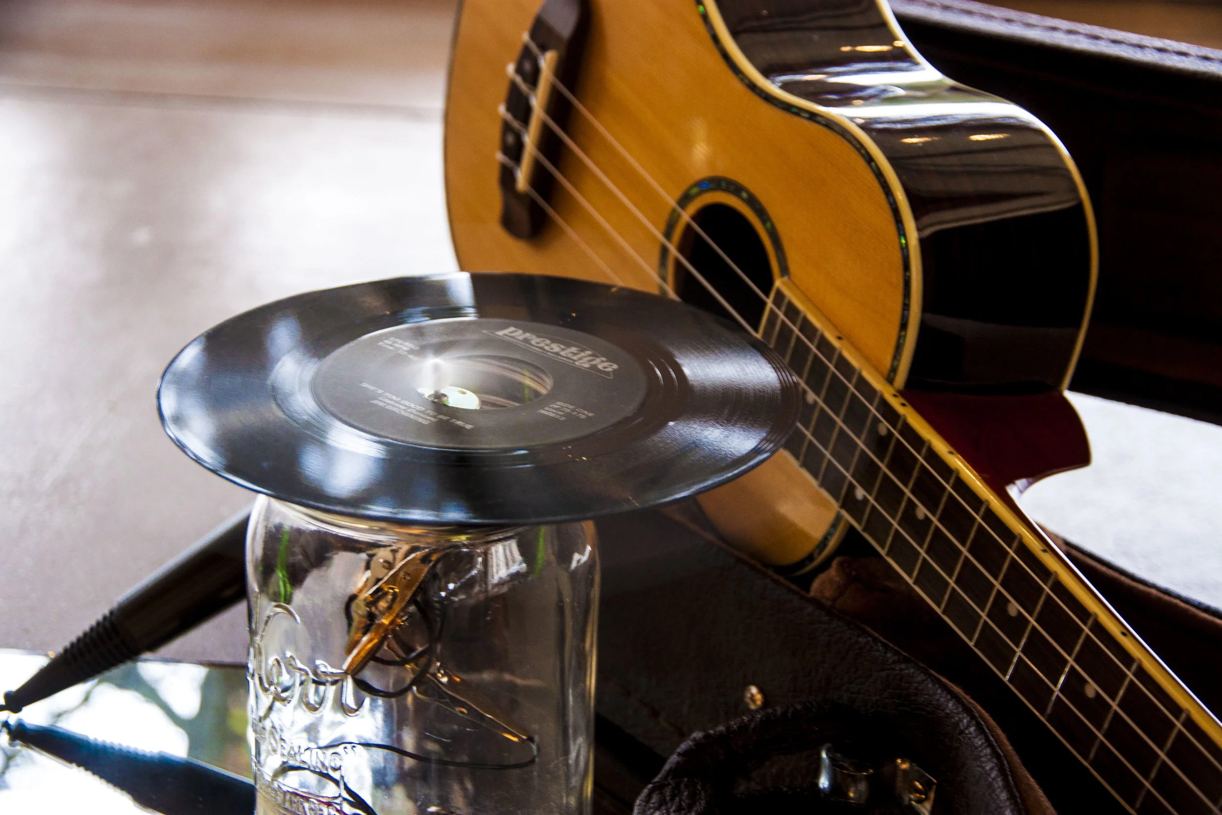  A spinning drinking straw strikes the strings of a ukulele  This sound is then mic'd and played back in reverse continuously 